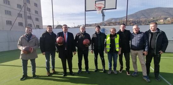 Fotoricordo nel nuovo campetto polifunzionale aperto al quartiere come tutta l'area giochi appena inaugurata