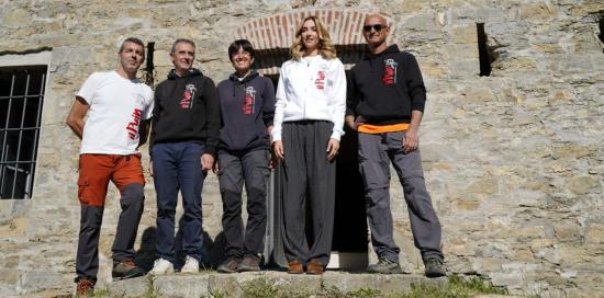 La sindaca Salis insieme alle volontarie ed ai volontari dell'associazione Outdoor Experience Genova La sindaca Salis insieme alle volontarie ed ai volontari dell'associazione Outdoor Experience Genova