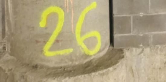 colonna numerata in cemento