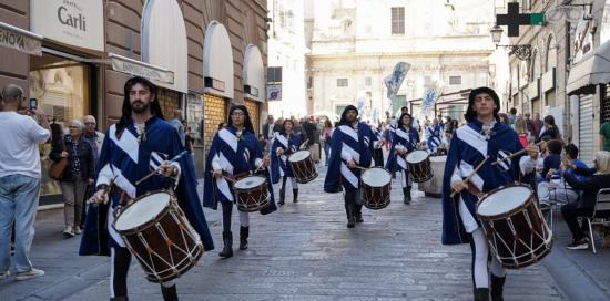 Uno dei cortei inizia la discesa di via San Lorenzo da piazza Matteotti: i figuranti preceduti da due file di tamburini