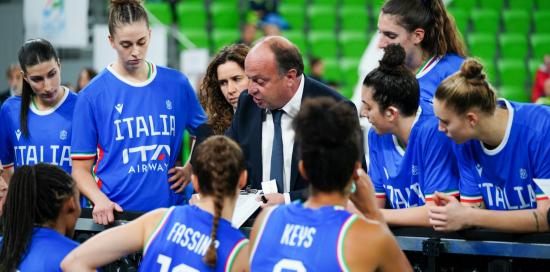 Timeout dell'Italia, il coach dà indicazioni alle ragazze