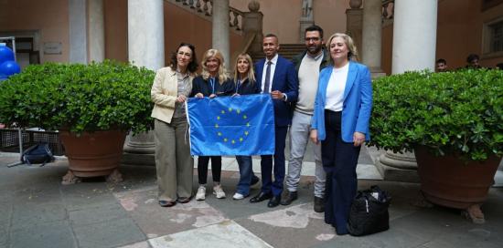 Autorità politiche e scolastiche con la bandiera dell'Europa: presenti il consigliere Kaabour e la assessora Viscogliosi