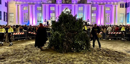due persone accanto alla catasta pronta per il falò