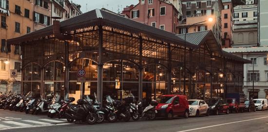 Il mercato del Carmine (foto del 2022 pubblicata dalla pagina Facebook "Mercato Carmine")