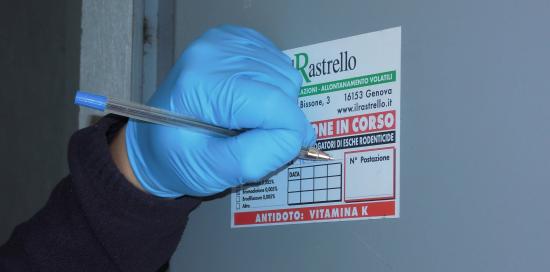 Un operatore della cooperativa Il Rastrello compila un registro di derattizzazione