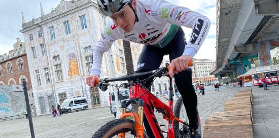 bambino in bici su simulatore di dossi al Porto Antico