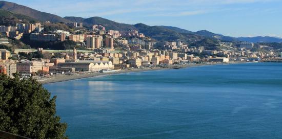 Panorama della linea costiera del Municipio VII Ponente: in primo piano il mare e lo "spiaggione" di Voltri Panorama della linea costiera del Municipio VII Ponente: in primo piano il mare e lo "spiaggione" di Voltri