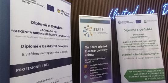 Roll-up con informazioni relative allo scambio tra le Università di Genova e Durazzo