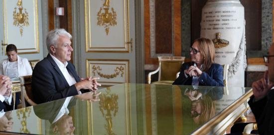 Foto del "tavolo" con il console Strohmayer e l'assessora Beghin