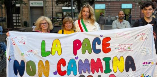 La sindaca Salis dietro lo striscione "La pace non cammina da sola"