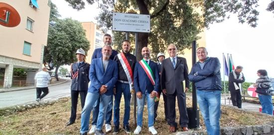 Foto delle Autorità sotto la nuova targa: tra loro il consigliere Vassallo e il presidente Colnaghi
