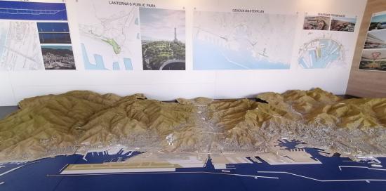 Foto di dettaglio del plastico con la città affacciata sul Mar Ligure