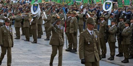 I comandi delle truppe alpine pronti a schierarsi in piazza De Ferrari per il discorso ufficiale della sindaca Salis