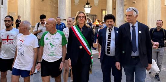 La sindaca Salis insieme ai tedofori appena arrivati a Palazzo Tursi