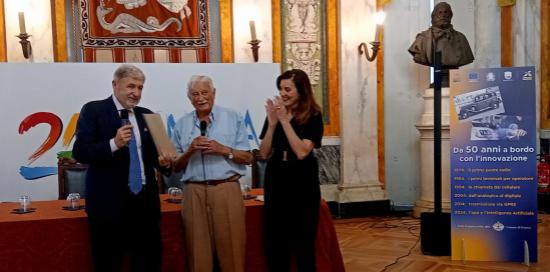 50 anni RadioTaxi_Sindaco Marco Bucci consegna pergamena a Giorgio Riva