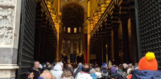 La folla si appresta a varcare le porte della Cattedrale di San Lorenzo