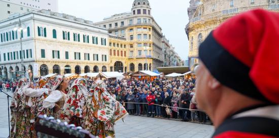 Esibizione del Gruppo Folcloristico Città di Genova prima dell'accensione del falò