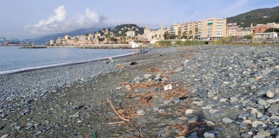 La spiaggia di Multedo fotografata da levante: sullo sfondo Pegli e, ancora più in là, il porto di Pra'