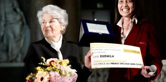 L'assessore Rosso consegna la targa a Sveva Casati Modigliani premiata con il Premio speciale della giuria