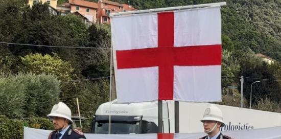 una targa toponomastica prima della scopertura foto di repertorio)