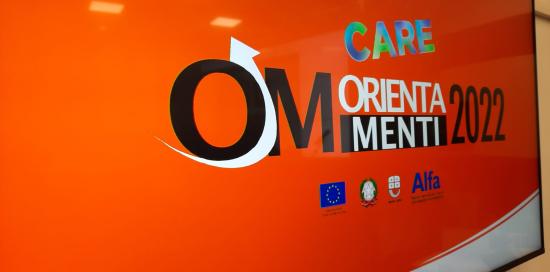 cartello rosso con scritta orientamenti 2022