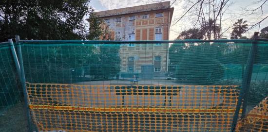 La vecchia area gioco cantierizzata. Sullo sfondo Villa Rosa