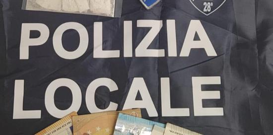 La droga e il denaro posti sotto sequestro