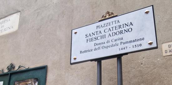 Targa "Piazzetta Santa Caterina Fieschi Adorno: Donna di Carità - Rettrice Ospedale Pammatone"