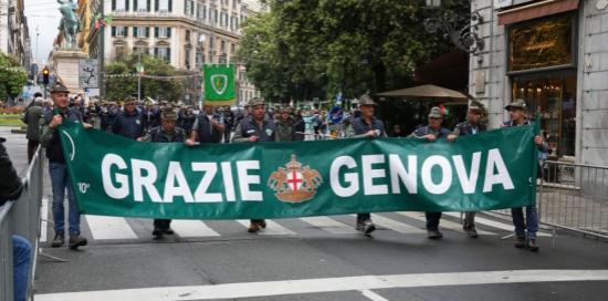 Gli Alpini sfilano dietro allo striscione "Grazie Genova" Gli Alpini sfilano dietro allo striscione "Grazie Genova"