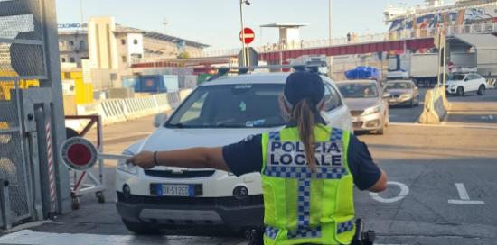 Un'agente della Polizia Locale mentre regola il traffico nell'area del Terminal Traghetti Un'agente della Polizia Locale mentre regola il traffico nell'area del Terminal Traghetti