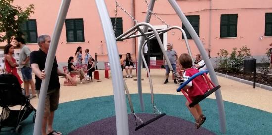 Una bimba sull'altalena