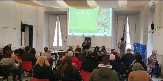 Il pubblico in sala nel Centro Civico di Cornigliano durante la presentazione del Piano del Verde