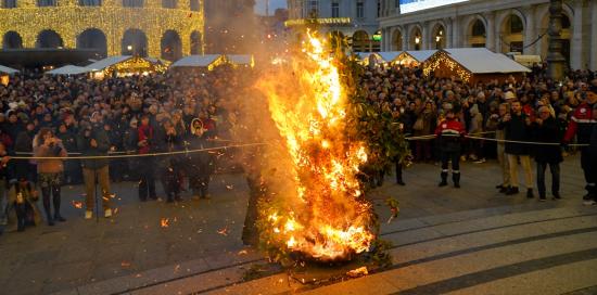 Il falò del "Confeugo" in piazza De Ferrari davanti alla folla