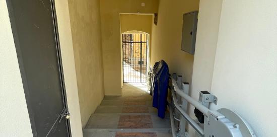 Lo stesso corridoio di vico Vegetti fotografato dal lato del cortile interno