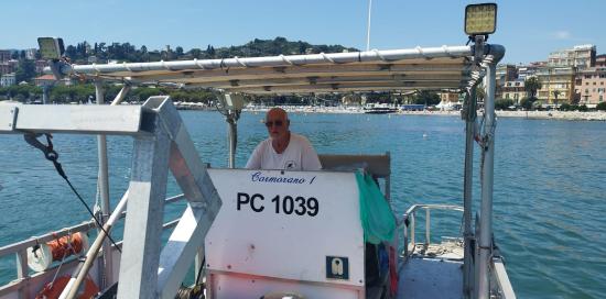 Uno dei tre battelli in servizio nel mare di Genova per la rimozione dei rifiuti  galleggianti