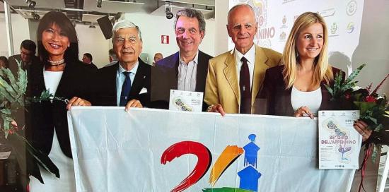 Foto ricordo con bandiera Genova 2024: Ferro, Micillo, Beppe Costa, Enrico Costa, Bianchi