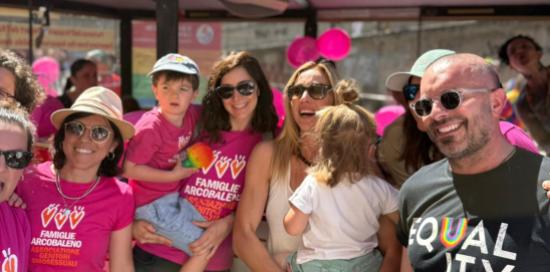 La sindaca Salis al Liguria Pride insieme a un gruppo di partecipanti La sindaca Salis al Liguria Pride insieme a un gruppo di partecipanti