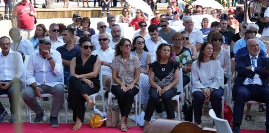 I parenti di alcune delle 43 vittime durante la commemorazione alla Radura della Memoria I parenti di alcune delle 43 vittime durante la commemorazione alla Radura della Memoria