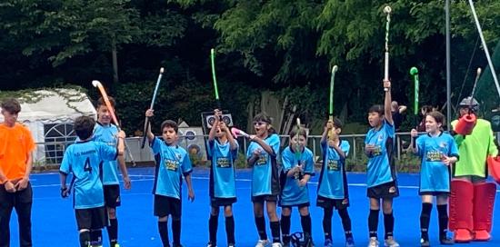 Un gruppo di giovanissimi atleti della ASD HC Rainbow Sampierdarena sul campo del Lagaccio