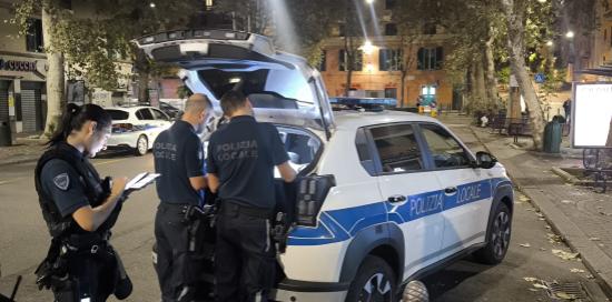 Agenti di Polizia Locale in piazza Baracca durante il servizio straordinario a Sestri Ponente e Cornigliano