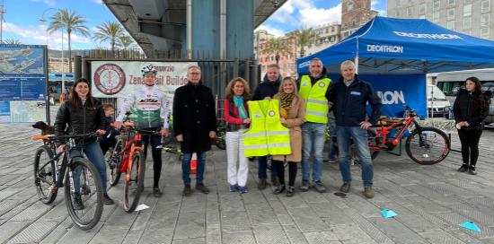 foto di gruppo assessori e organizzatori sotto la sopraelevata a Caricamento