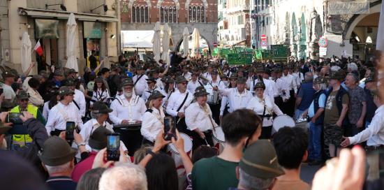 Alpine e alpini si muovono da Caricamento a via San Lorenzo per il raduno in piazza De Ferrari