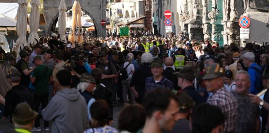 Affollamento di alpini e curiosi in zona Caricamento prima del raduno in piazza De Ferrari