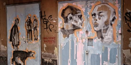 street art su porte di negozi