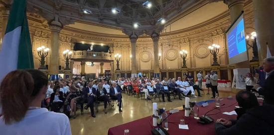 Una foto a campo largo della Sala