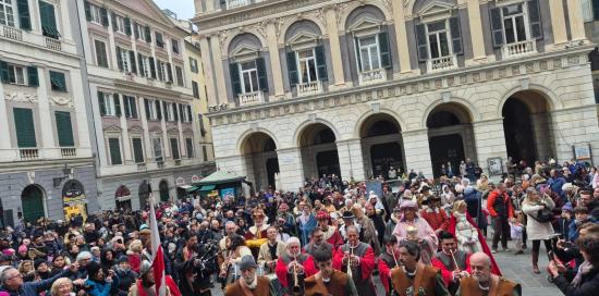 Piazza San Lorenzo, momento musicale: tamburi e fiati