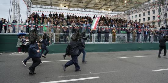 Un momento della sfilata arrivando in piazza della Vittoria