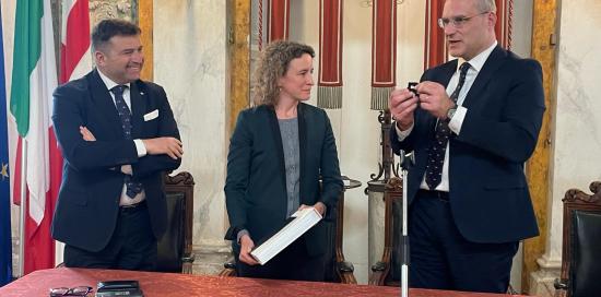 Picciocchi parla al microfono