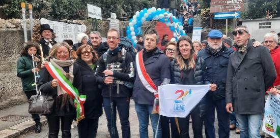 foto di gruppo con bandiera genova2024