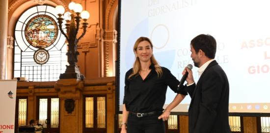 La sindaca sul palco insieme al giornalista Matteo Macor La sindaca sul palco insieme al giornalista Matteo Macor